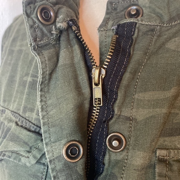 Sanctuary Camouflage Lightweight Jacket Size XS w/ Distressed Bottom in EUC - Picture 3 of 7